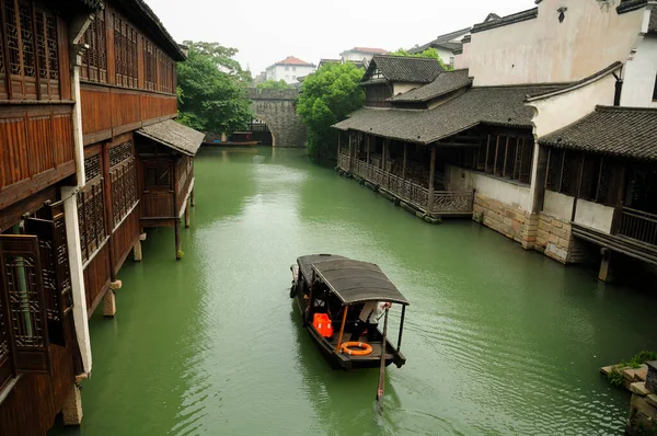 浙江省同郷五天風景区の水上運河にある水上ボートと伝統的なアジアの建築中国 — ストック写真