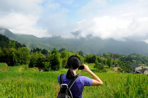 Una Donna Cinese Che Fotografa Nebbia Appesa Sopra Terrazze Riso — Foto Stock