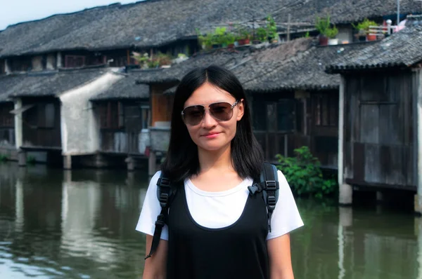 Een Chinees Vrouw Met Een Wazig Architectuur Achtergrond Nabij Een — Stockfoto