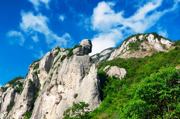 Les Falaises Les Montagnes Spectaculaires Dans Région Pittoresque Fangdong Yandangshan Photos De Stock Libres De Droits