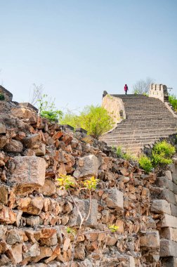 Çin Seddi 'nin daha eski ve yeni bir bölümü huanghua cheng manzaralı Batı Pekin' de güneşli bulutsuz bir günde. 