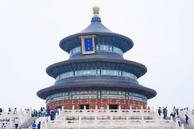 Pekin, Çin. 26 Nisan 2016. Turistler, bulutlu bir gökyüzü gününde Çin 'in Pekin' deki Cennet Manzarası bölgesinde iyi hasat için dua ediyorlar. Qi Nian 'ın Çince çevirisi dua salonudur.. 