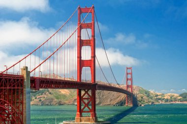 San Francisco Körfezi üzerindeki ikonik altın kapı köprüsü. Arkasında Marin Burunları olan güneşli mavi gökyüzü günü..