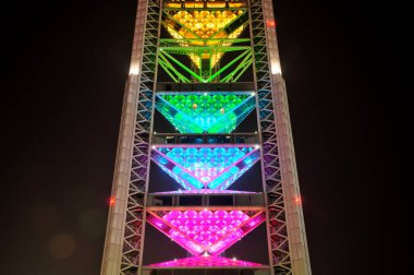 Pekin Olimpiyat Parkı 'ndaki çok işlevli yayın kulesi ya da Linglong kulesi geceleri Pekin porselenleri içinde birden fazla renkle aydınlanıyordu.. 