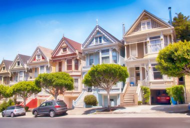 Güneşli mavi bir gökyüzü gününde San Francisco şehrindeki boyalı kadınların Victoria dönemi mimarisi..