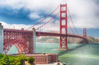 İkonik Golden Gate köprüsü ve Fort Point Ulusal Tarihi alanı. Arka planda Marin Hills ile San Francisco California 'da mavi gökyüzü karşı karşıya..