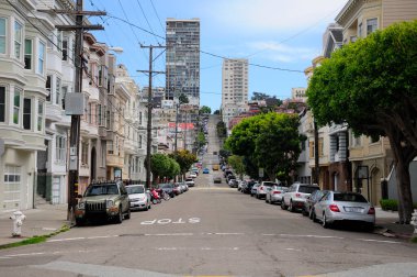 22 Mayıs 2016. San Francisco, Kaliforniya. San Francisco şehrinin sarp sokaklarında güneşli mavi bir gökyüzü gününde.  
