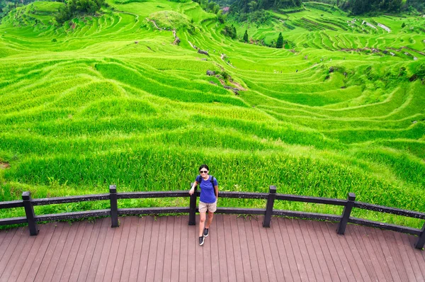 Китаянка Стоящая Смотровой Площадке Облачных Рисовых Террасах Юньхэ Провинции Чжэцзян — стоковое фото