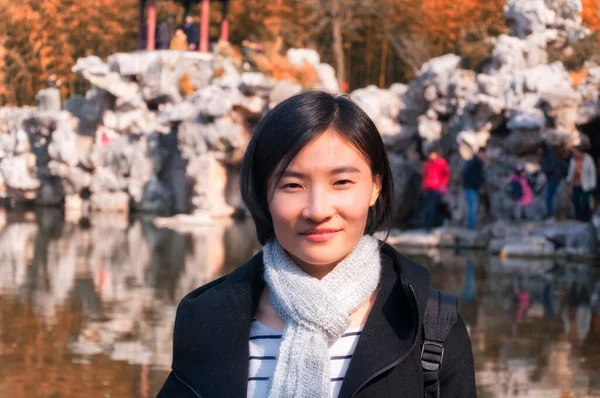 Chinese Woman Smiling Wearing Scarf Winter Coat Traditional Chinese Garden — 스톡 사진