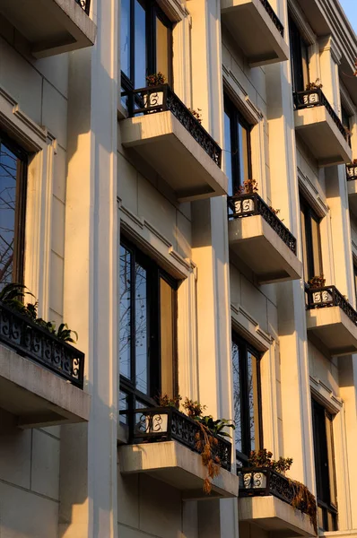 Öğleden sonra Çin 'in Puxi bölgesindeki bir binanın dış tarafında bulunan sandıklar..  