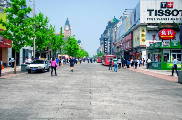 Pequim China Abril 2016 Pessoas Que Visitam Popular Rua Wangfujing — Fotografia de Stock