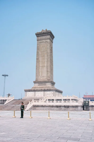 Пекин Китай Апреля 2016 Года Одиночный Караул Памятника Народным Героям — стоковое фото