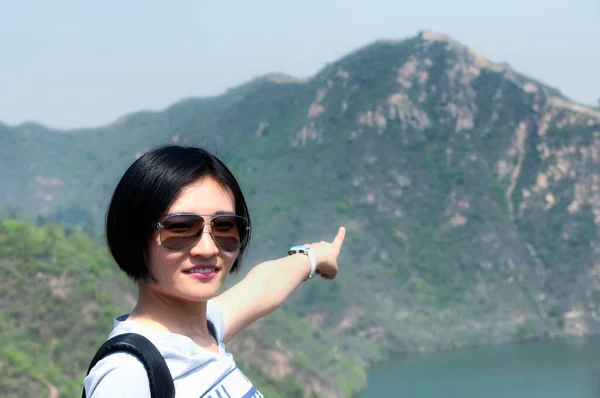Chinese Woman Short Hair Wearing Backpack Pointing Great Wall China — Stockfoto