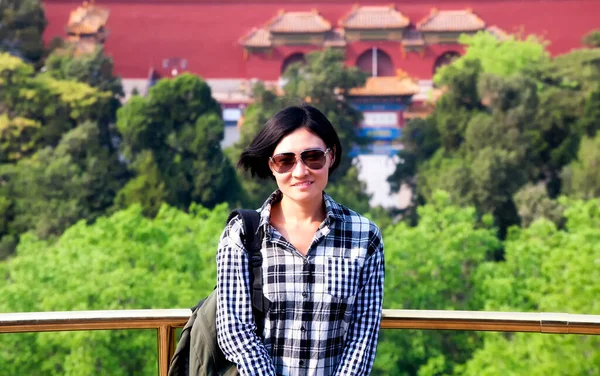 在一个阳光明媚的日子里 一个身穿黑白格子花衬衫的快乐的中国女人在中国北京景山公园上空 — 图库照片