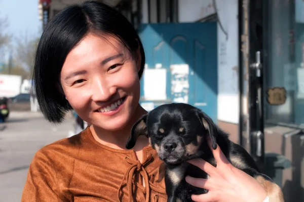 Happy Chinese Woman Holding Small Dog City Zhaodong Heilongjiang Province — 스톡 사진