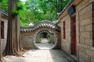 Kıvrımlı kemer yolları, selvi ağaçları ve Çin mimarisi shandong bölgesindeki Qingdao Çin 'deki Taoist Taiping Tapınağı' nda..    