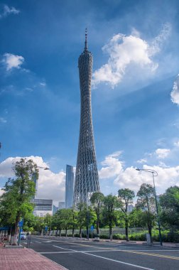 Guangzhou şehrindeki modern Kanton Kulesi. Guangdong eyaleti. Güneşli mavi bir günde..  