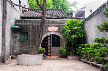 Guangdong 'daki Guangzhou Çin' deki altı banyan ağacı tapınağında dairesel bir kapı.. 
