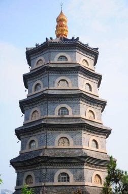 Shandong Eyaleti 'ndeki Qingdao Çin şehrindeki Zhanshan Tapınağı' ndaki eczacılar kulesi.
