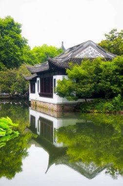 Guyi Gardens, Şangay Çin 'deki bir gölette küçük bir bina.. 