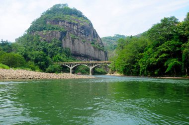 Wuyishan 'daki dokuz kıvrımlı Jiuxi Nehri ya da Fujian Eyaleti' ndeki Wuyi Dağı manzaralı alanı..  