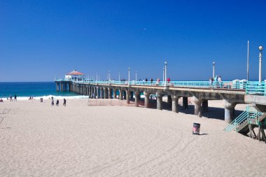20 Eylül 2016. Manhattan Sahili, Kaliforniya. Manhattan Beach California 'daki Pasifik Okyanusu üzerindeki Manhattan plaj iskelesinde yürüyen insanlar..