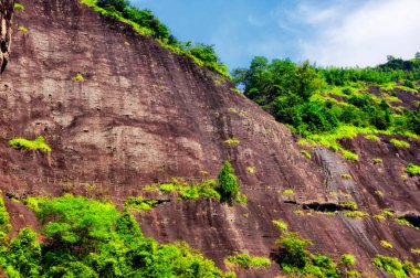 Wuyishan 'daki dokuz kıvrımlı nehri ya da Jiuxi' yi ya da Wuyi Çin 'deki Wuyi Dağı manzaralı bölgeyi kaplayan bir kayalık.