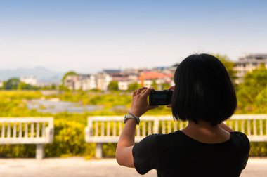 Çinli bir kadın, Wuyishan Dağı 'nın ya da Çin' in Fujian bölgesindeki Wuyi Dağı 'nın fotoğraflarını çekiyor..