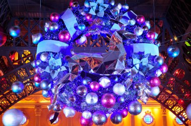 Asya 'da, Macao Çini adasında bir Noel çelengi sergilenirken gece aydınlandı..  