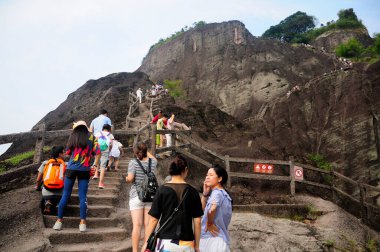 3 Eylül 2016. Wuyi Çin. Çinli turistler Çin 'in Fujian bölgesindeki Wuyi Dağı' nın zirvesine tırmanıyorlar.. 