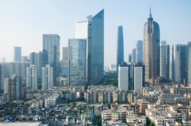 Tıraş, porselen. 22 Ağustos 2016, modern gökdelenler ve yüksek binalar Zhejiang şehrinde güneşli bir günde Çin 'i tıraş eden apartmanların üzerinde yükseliyor..