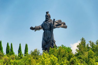 Yu 'nun simgesi Zhejiang' da Çin 'in Shaoxing bölgesindeki Kuaiji Dağı' nın yamacında yükselen heykel. Xia Hanedanı 'nın kurucusu..