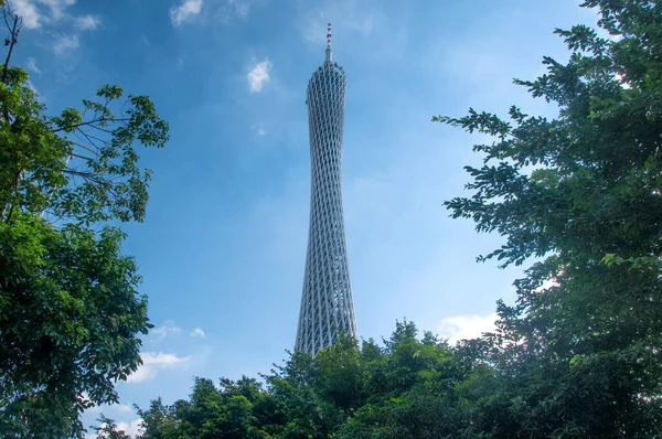 Башня Кантона Возвышающаяся Над Небольшим Парком Районе Хайчжу Провинции Гуанчжоу — стоковое фото