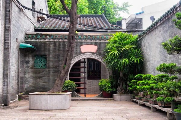 Guangdong 'daki Guangzhou Çin' deki altı banyan ağacı tapınağında dairesel bir kapı.. 