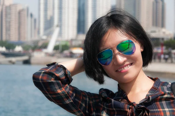 中国青岛市一位戴着太阳镜 面带微笑的中国妇女的背影模糊了 — 图库照片