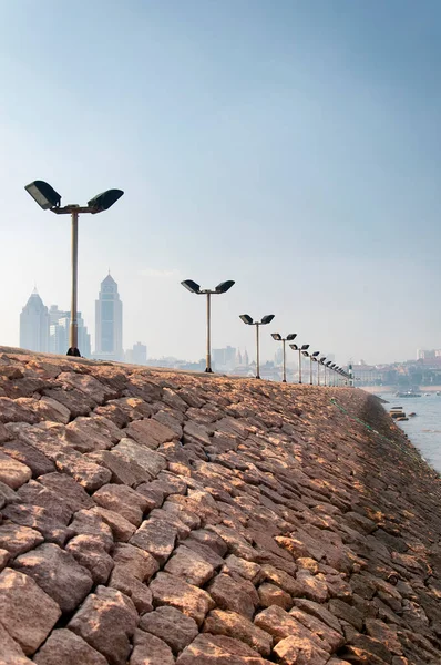 Une Jetée Avec Des Poteaux Lumineux Sortant Dans Baie Jiaozhou — Photo