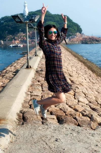 Chinese Woman Jumping Stone Jetty Xiao Qingdao Lighthouse Island Qingdao — Stock Photo, Image