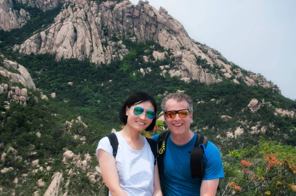 Happy Chinese Woman American Man Traveling Laoshan Summer Qingdao China — Stockfoto