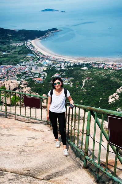 Smiling Chinese Woman Wearing Sunglasses Overlook Area Mount Lao East — Stockfoto