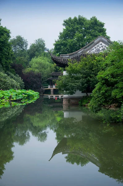 Traditional Chinese Building Overlooking Lotus Pond Guyi Gardens Shanghai China — Foto de Stock
