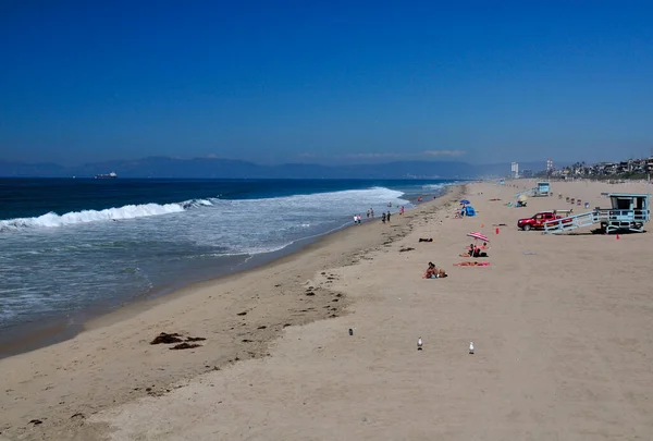 September 2016 Manhattan Beach California Sunbathing Pacific Ocean Waves Crashing — Stock Photo, Image