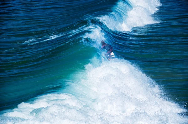 在西海岸阳光灿烂的一天 一个冲浪运动员在曼哈顿海滩上乘风破浪 — 图库照片