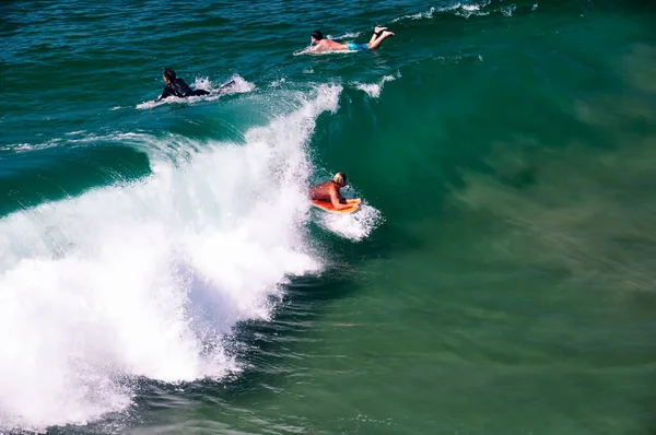 Nerozpoznatelní Surfaři Čekají Vlnách Manhattan Beach California Slunném Západním Pobřeží — Stock fotografie