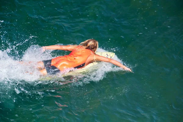 Nerozpoznatelný Surfař Pádlování Chytit Vlny Manhattan Beach Kalifornie Západním Pobřeží — Stock fotografie
