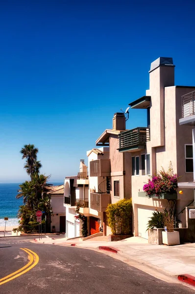 Modern Homes Lining Street Manhattan Beach California Sunny Blue Sky — Stockfoto