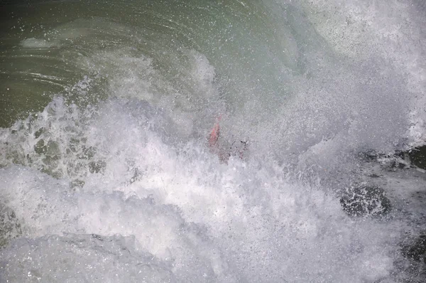 Surfař Ničící Vlny Narážející Manhattan Beach Kalifornii Západním Pobřeží — Stock fotografie