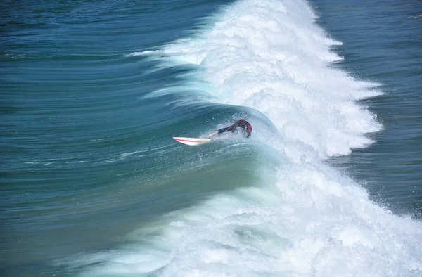 Surfista Passear Pelas Ondas Arrasar Praia Manhattan Califórnia Num Dia — Fotografia de Stock