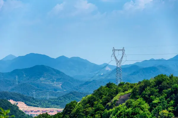 Linee Elettriche Alta Tensione Che Attraversano Catena Montuosa Vicino Alla — Foto Stock