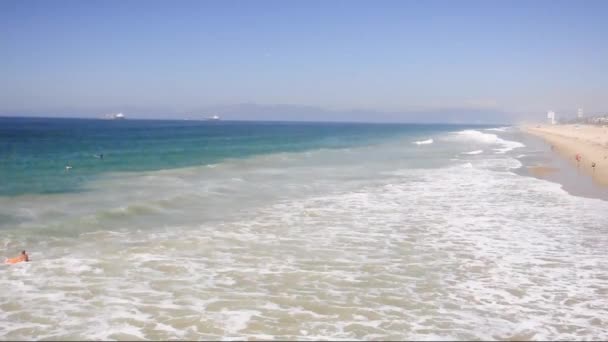 Ondas Oceano Praia Manhattan Los Angeles Califórnia Dia Ensolarado — Vídeo de Stock
