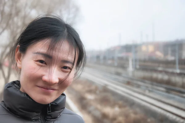 Chinese Woman Standing Blurred Railroad Track Background Hazy Day Zhaodong — 스톡 사진